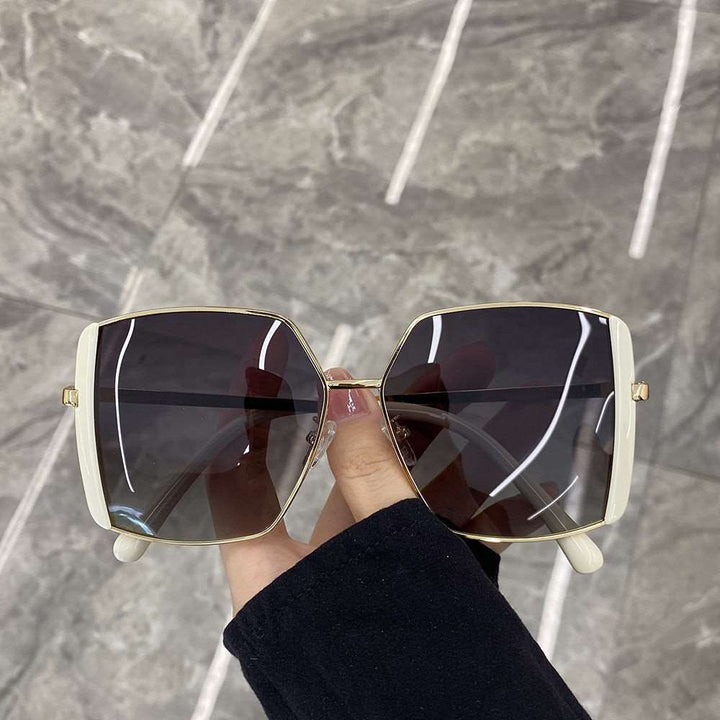 Damen oversized Sonnenbrille mit glamourösem Rahmen Karnz