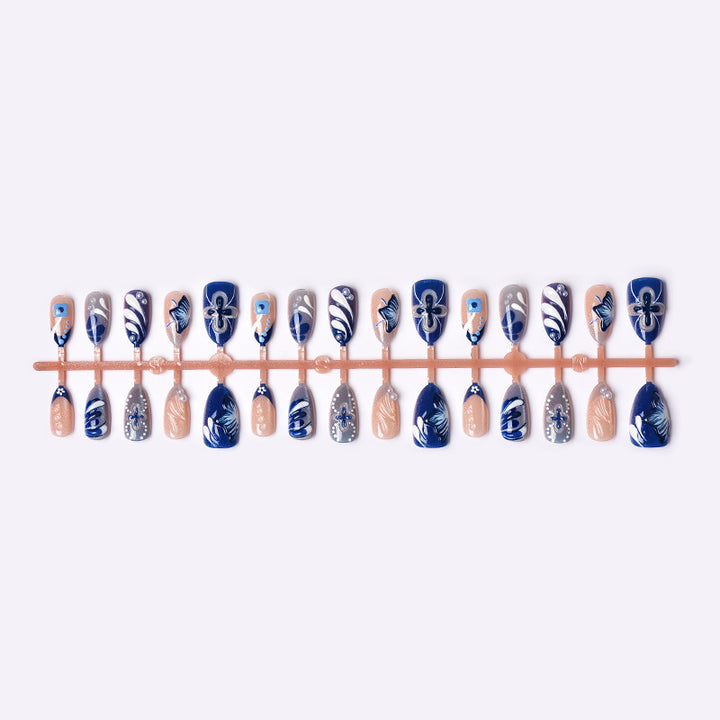 Künstlerisches Press-On-Nagelset mit floralen Designs