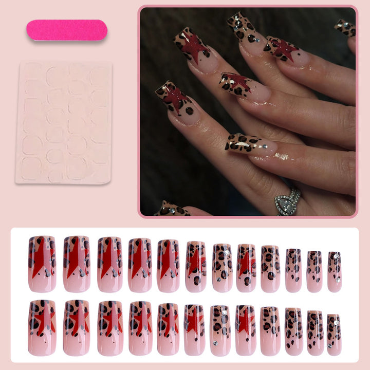 Kunstnagelset mit aufregendem Leoparden-Muster und glamourösen Akzenten Karnz
