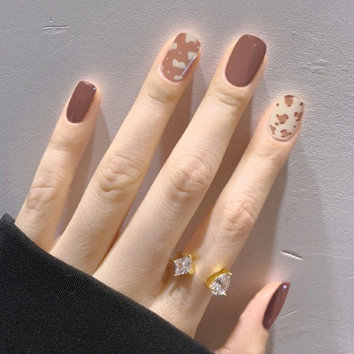 Kreative Nagelkunst mit geometrischen Akzenten Karnz