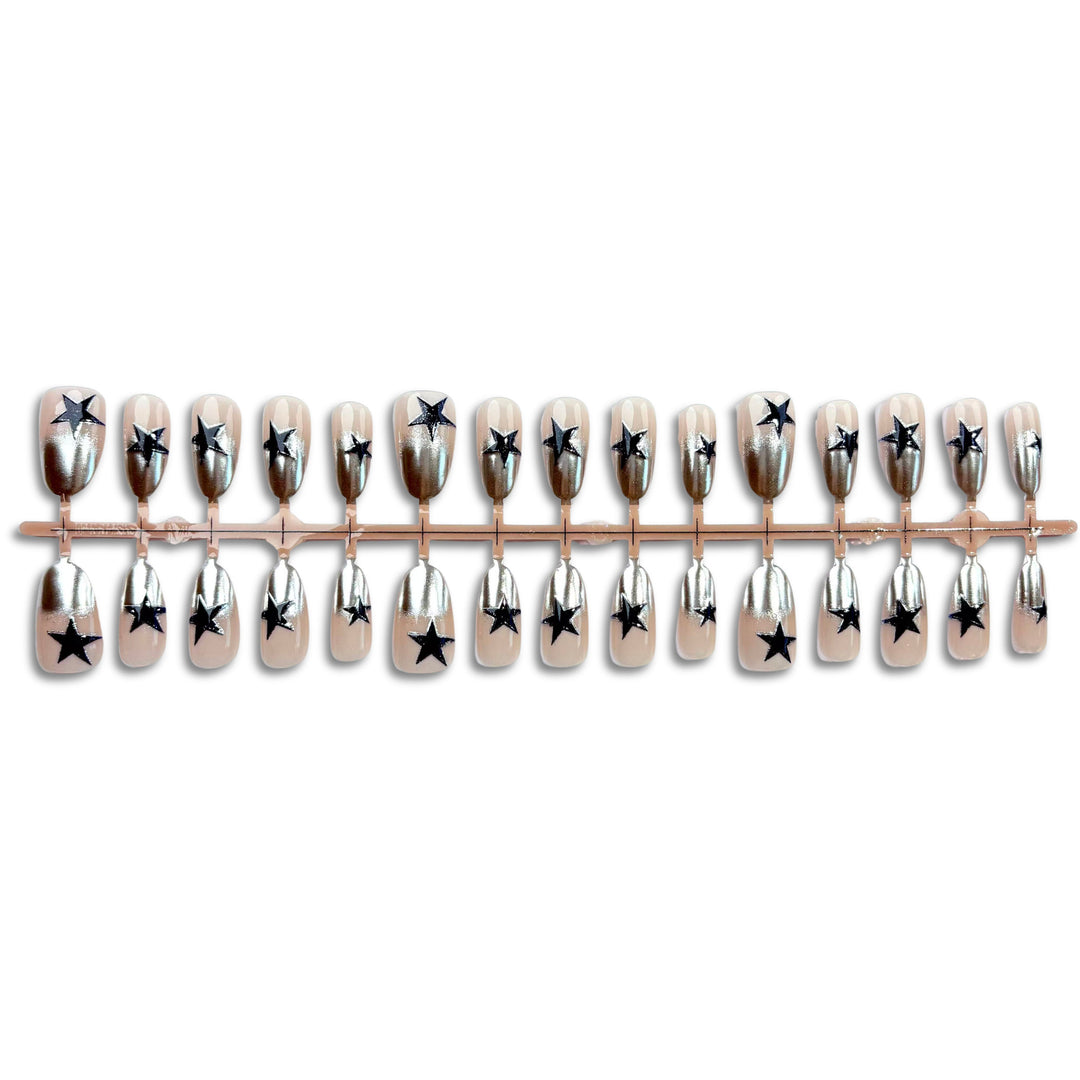 Elegante Sternmuster Press-On Nagelkunst