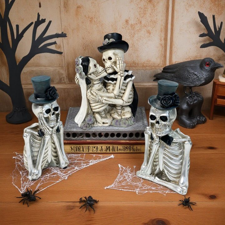 Stilvolle Skelettfigur mit Zylinder und schwarzer Rose Karnz