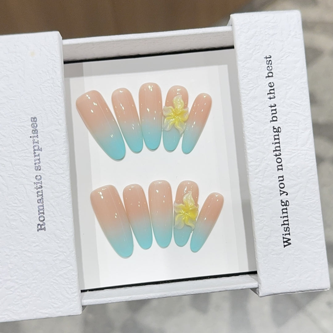 Kunstnägel mit Zauberhaftem Ombre-Effekt und Floralen Akzenten Karnz