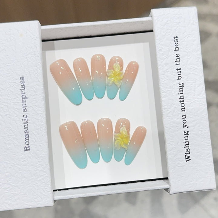 Kunstnägel mit Zauberhaftem Ombre-Effekt und Floralen Akzenten Karnz