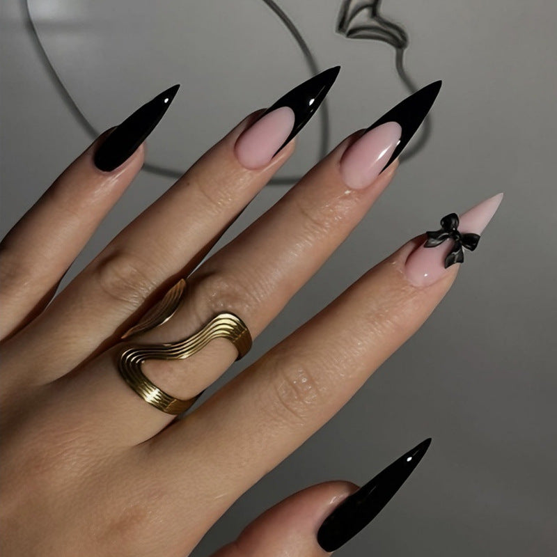 Kunstnagelset mit elegantem Schwarz-Weiß-Design und spielerischen Akzenten Karnz