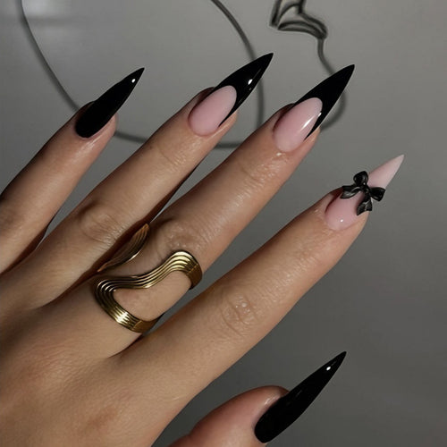 Kunstnagelset mit elegantem Schwarz-Weiß-Design und spielerischen Akzenten Karnz