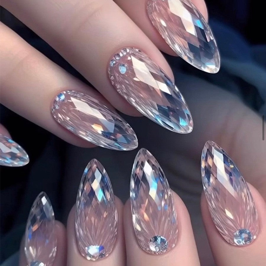 Kunstnagelset mit luxuriösen Kristallakzenten Karnz