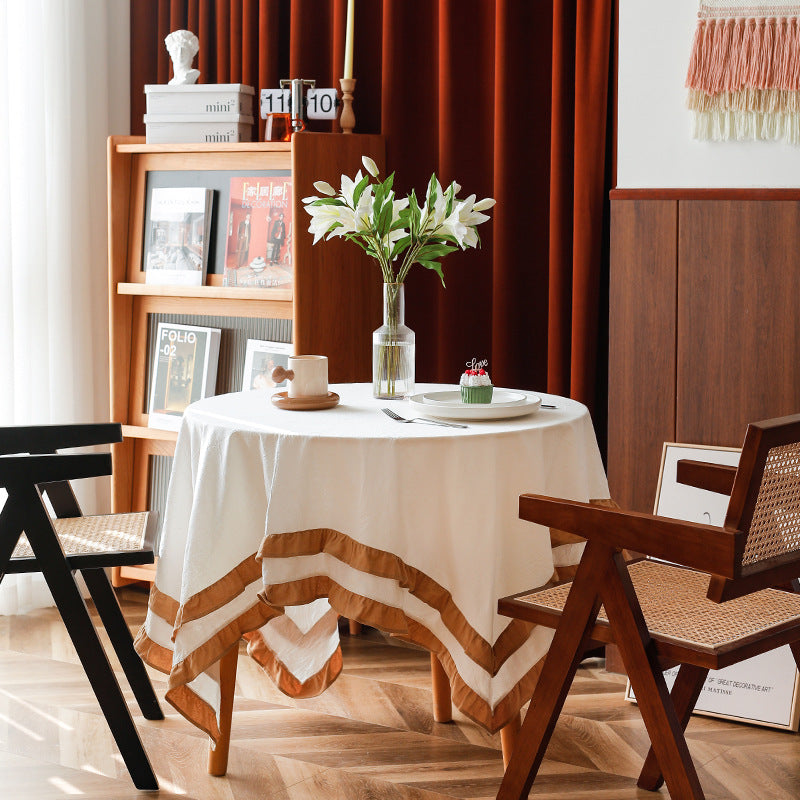 Rundtischdecke mit gestepptem Strukturrelief und zweilagigem Volant Karnz