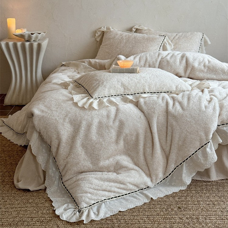 Romantische Bettwäsche-Garnitur mit Rüschen, Spitze und dezentem Blumenmuster Karnz