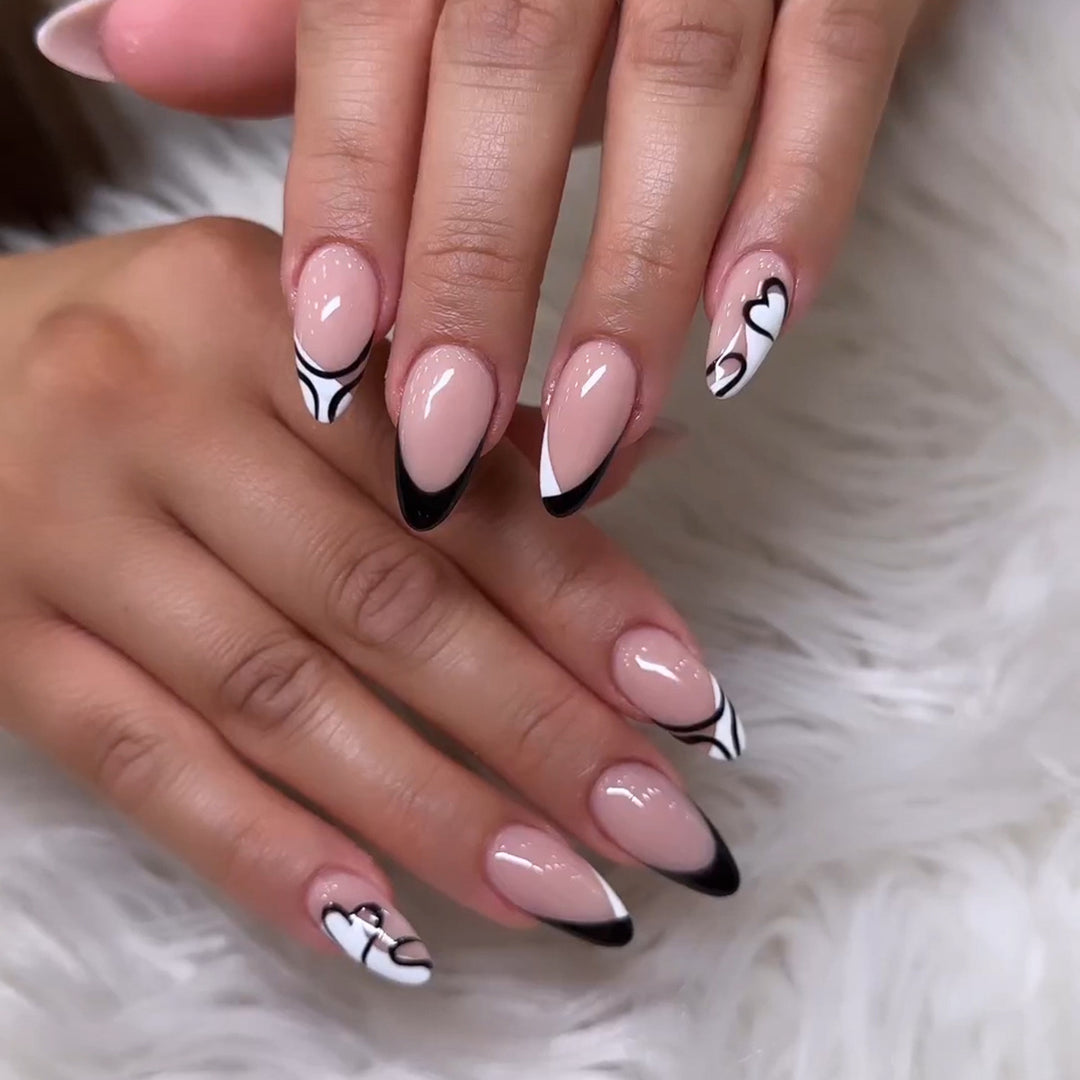 Kunstvolle Stiletto-Nägel mit elegantem Schwarz-Weiß-Design Karnz