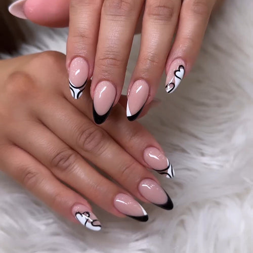 Kunstvolle Stiletto-Nägel mit elegantem Schwarz-Weiß-Design Karnz