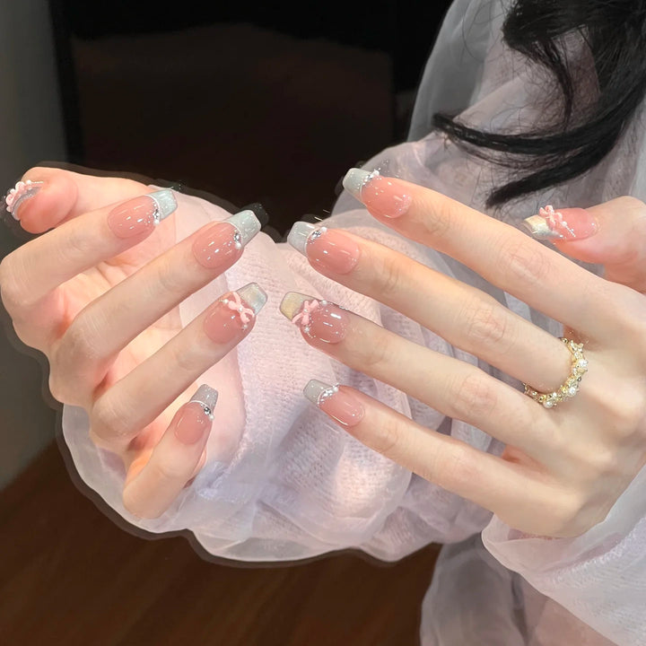 Elegante französische Tipp-Nagelverlängerungen mit floralen Akzenten
