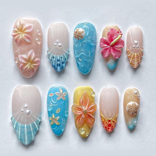 Elegantes Kunstnagelset mit floralen Details und Glitzerakzenten Karnz