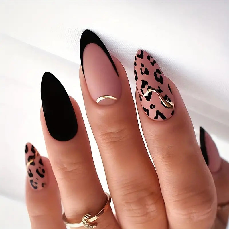 Kunstnagelset mit glamourösem Leopardenmuster und eleganten Akzenten Karnz