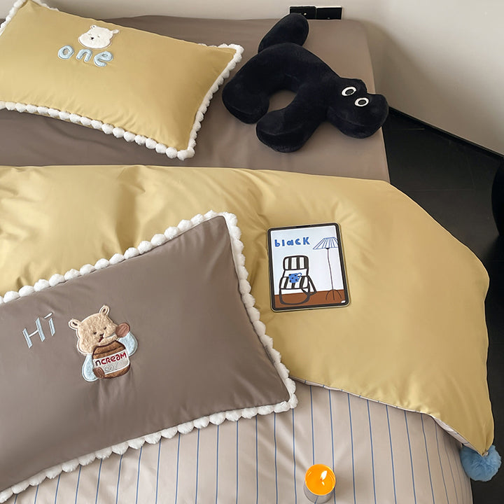 Kinder-Bettgarnitur mit Teddybär-Stickerei, Pompon-Einfassung und Wendedecke