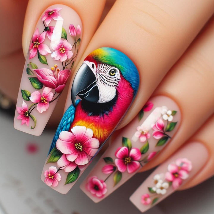Exquisite Kunstnägel mit buntem Blumen- und Papageienmotiv Karnz