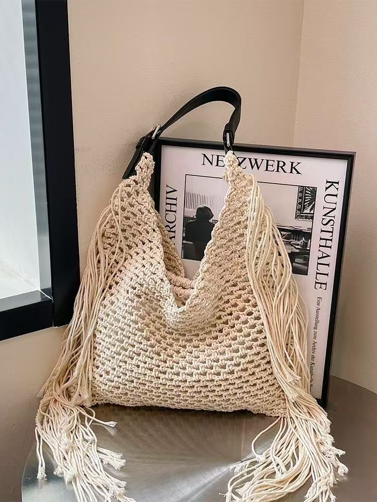 Damen Makramee Handtasche mit fransigen Details Karnz