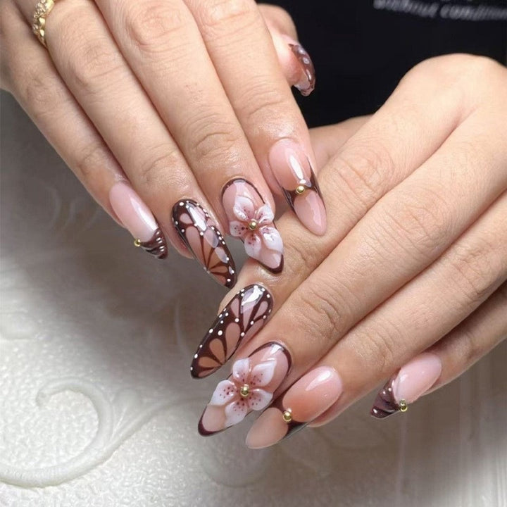Kunstnagelset mit exquisiten floralen Motiven Karnz