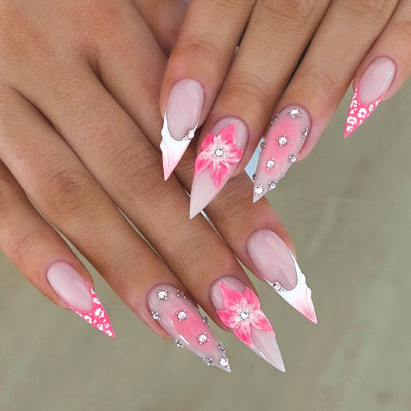 Kunstnagelset mit eleganten floralen Verzierungen und Glamourösen Akzenten Karnz