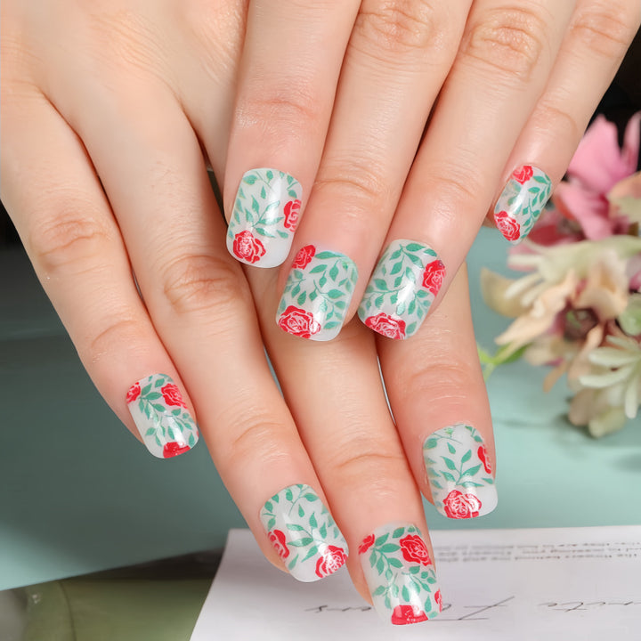 Kunstnägel mit romantischem Rosen-Muster Karnz