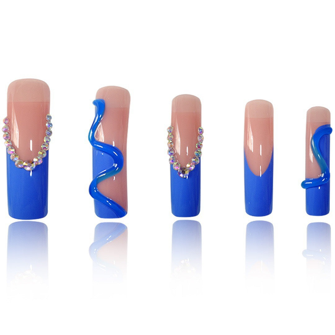 Kreative Stiletto-Nagelverstärkungen mit Aqua-Gem-Akzenten Karnz