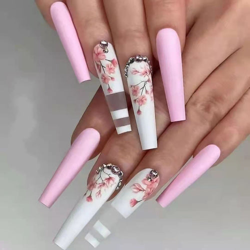 Kunstnägel mit floralen Verzierungen Karnz