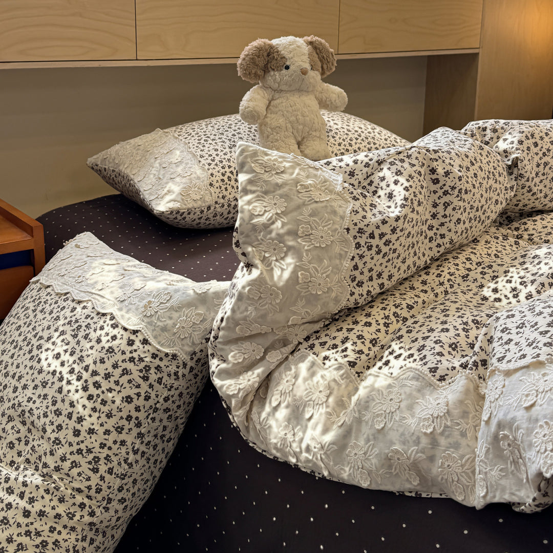 Bestickte florale Baumwollbettbezug- und Kissenbezugset mit gewelltem Spitzenrand