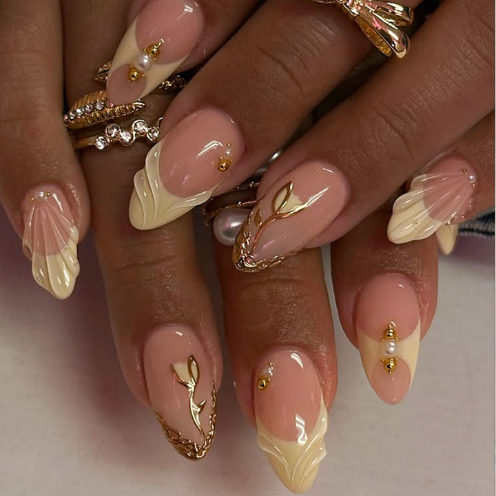 Luxuriöses blumeninspiriertes Acrylnageldesign