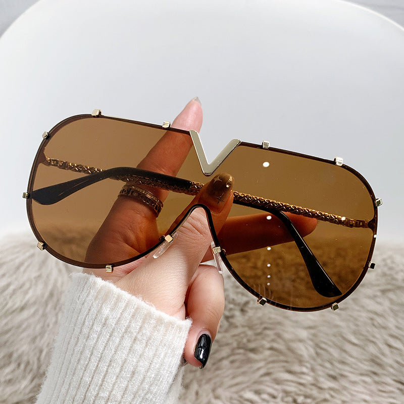 Futuristische Übergroße V-förmige Sonnenbrille