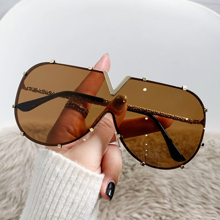 Futuristische Übergroße V-förmige Sonnenbrille