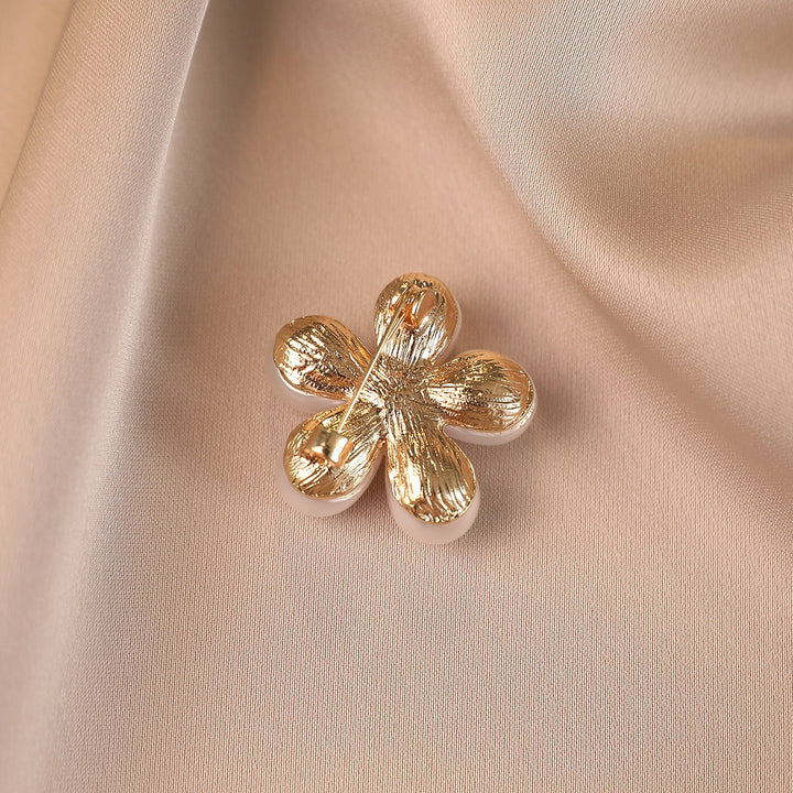 Elegante Blütenbrosche mit Perlenakzenten Karnz