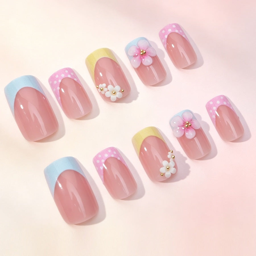 Kunstnagelset mit floralen Akzenten und bunten Spitzen Karnz