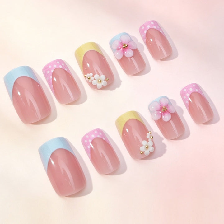 Kunstnagelset mit floralen Akzenten und bunten Spitzen Karnz