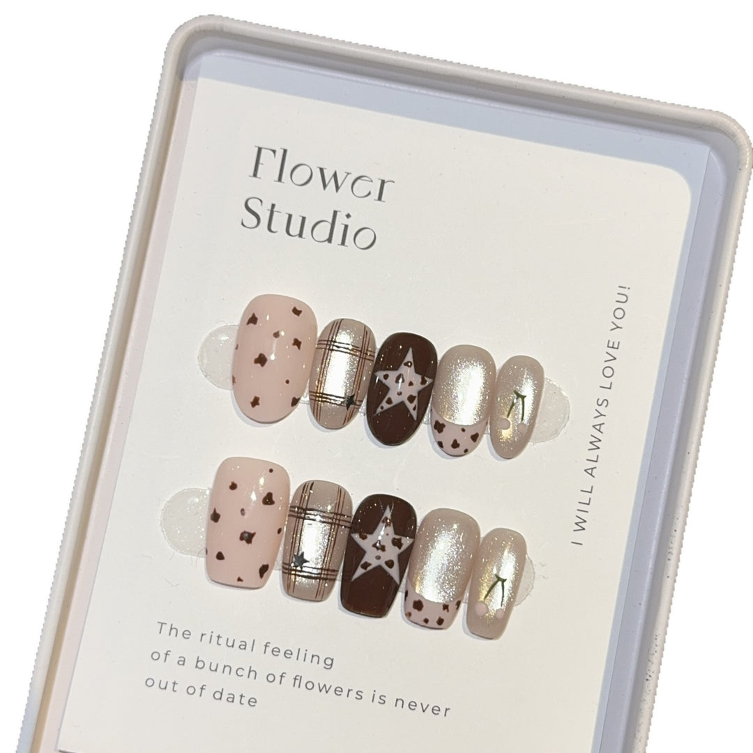 Kunstnägel Im Eleganten Blumen-Design Karnz