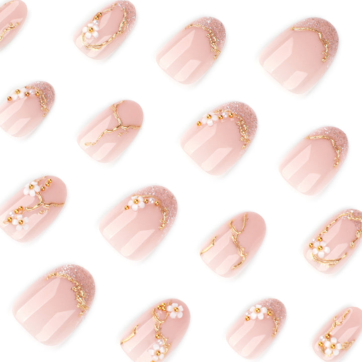 Kunstvolle und elegante Nagelkunst mit floralen Elementen Karnz