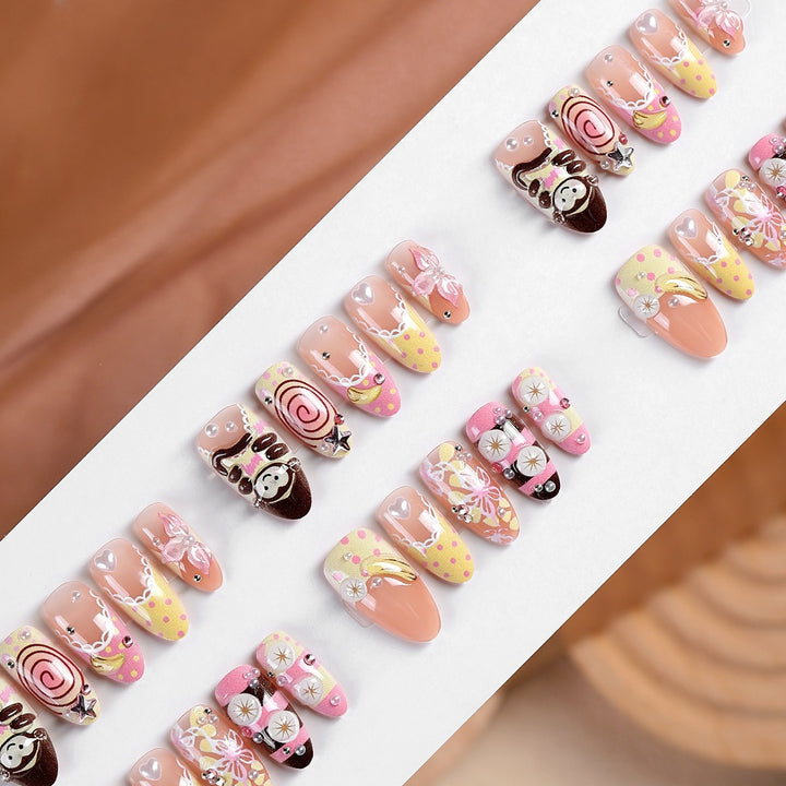 Verspielte Kunstnägel mit einzigartigen Designs Karnz