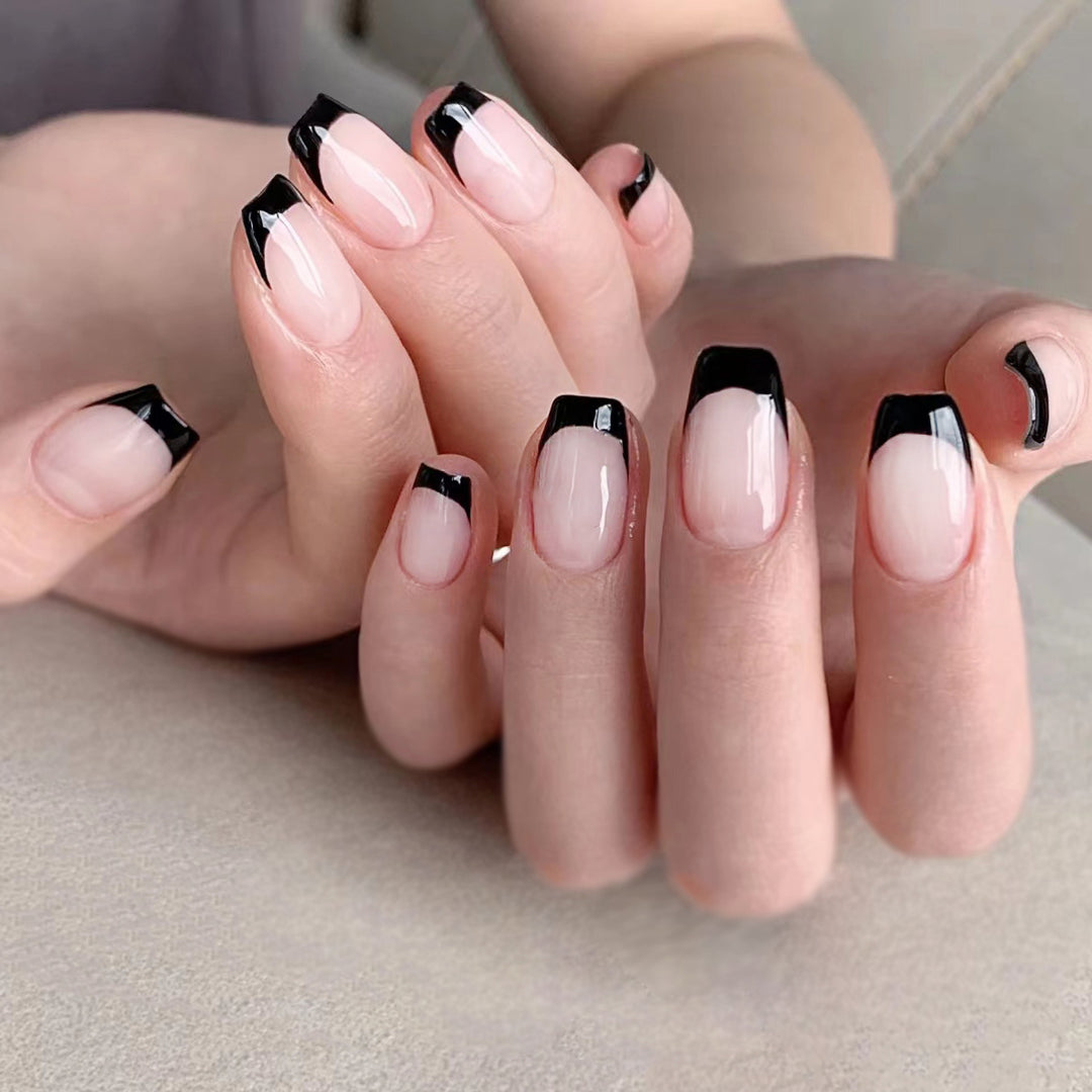 Künstliche Nagelspitzen mit Hochglanz-Schwarz Karnz