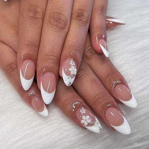 Kunstnagelset mit filigranen Blütenverzierungen und elegantem French Design Karnz