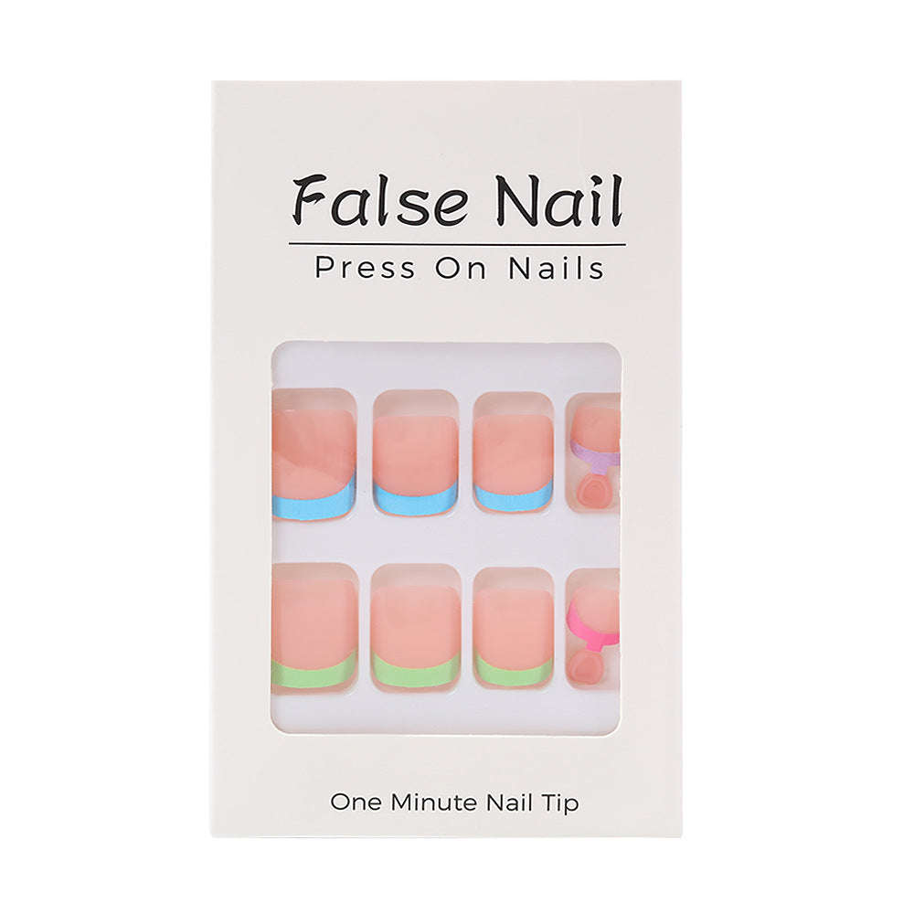 Kreatives Nagelset mit bunten Kunstnägeln Karnz