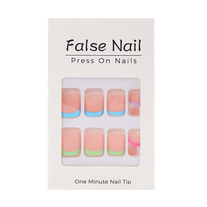 Kreatives Nagelset mit bunten Kunstnägeln Karnz