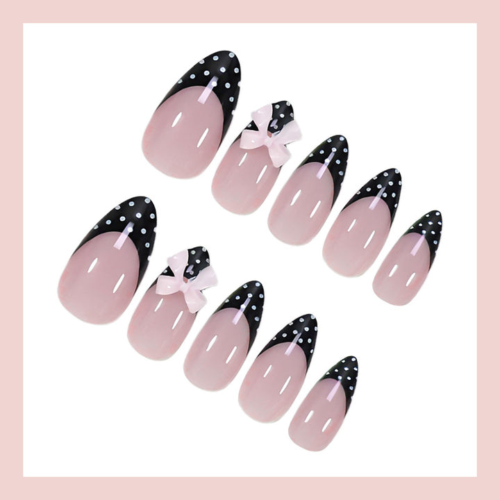 Kunstnagelset mit glamourösen Schwarz-Weiß-Punktakzenten Karnz