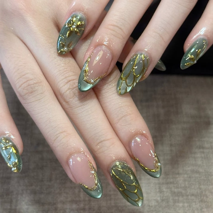 Kunstnagelset mit eleganten 3D-Elementen und luxuriösen Akzenten Karnz