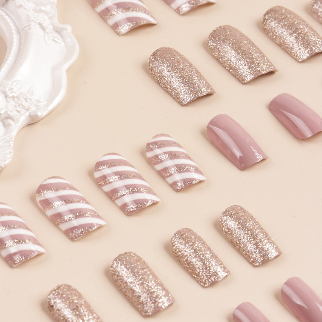 Glamouröse Glitter- und Streifen-Press-On-Nagelkunst Karnz
