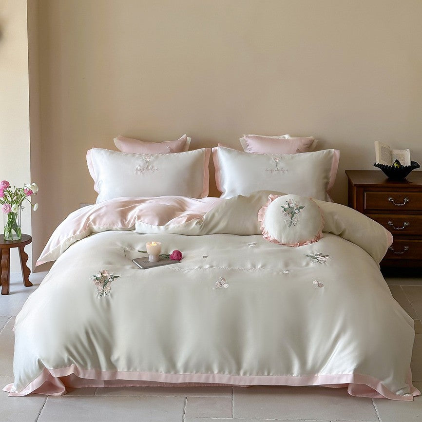 Satin-Bettbezug-Set mit floraler Stickerei, Wendefunktion und Zierkissen