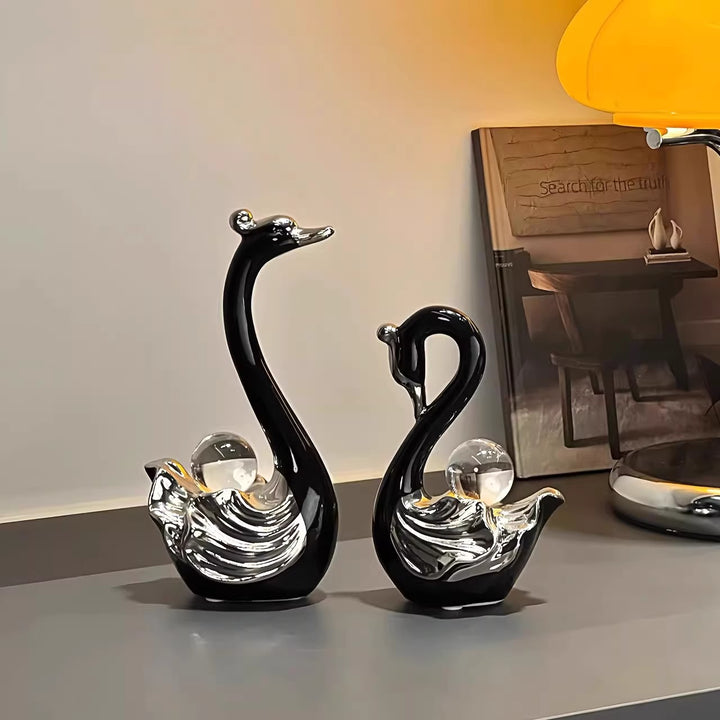 Elegante Keramik-Schwanfiguren