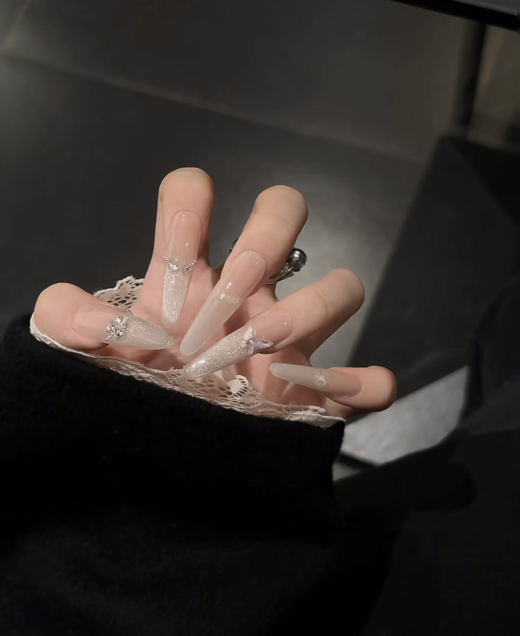 Glamouröse Stiletto-Nagelverlängerungen mit Strassakzenten