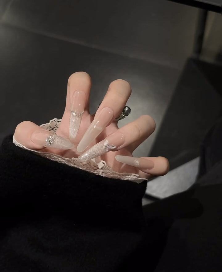 Glamouröse Stiletto-Nagelverlängerungen mit Strassakzenten