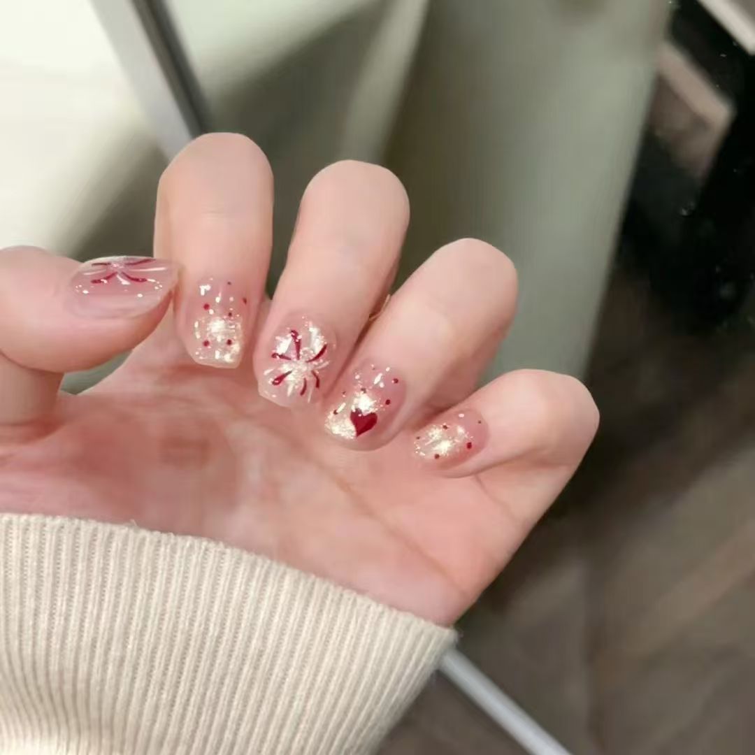 Kunstnägel mit Romantischem Herzdesign und Glitzer Karnz