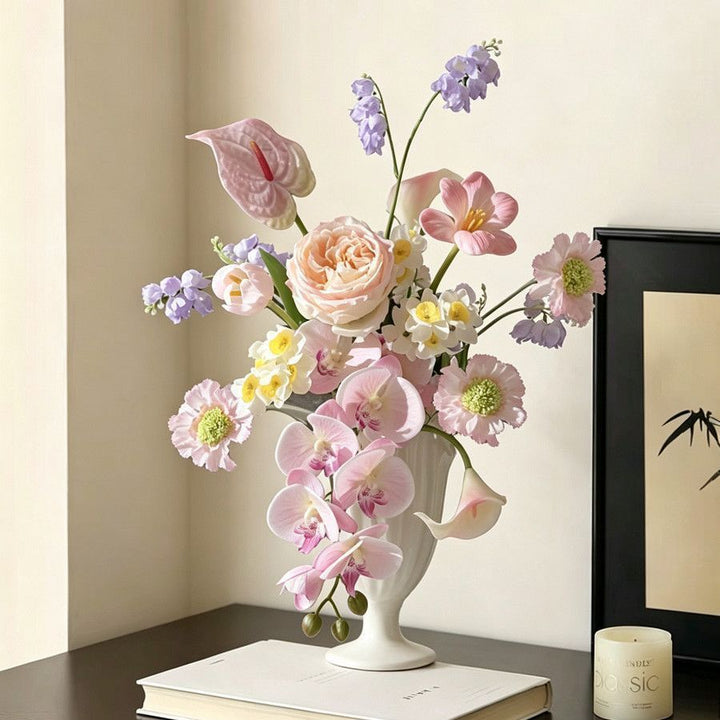 Elegante lebensechte Blumenarrangement für die Wohnkultur