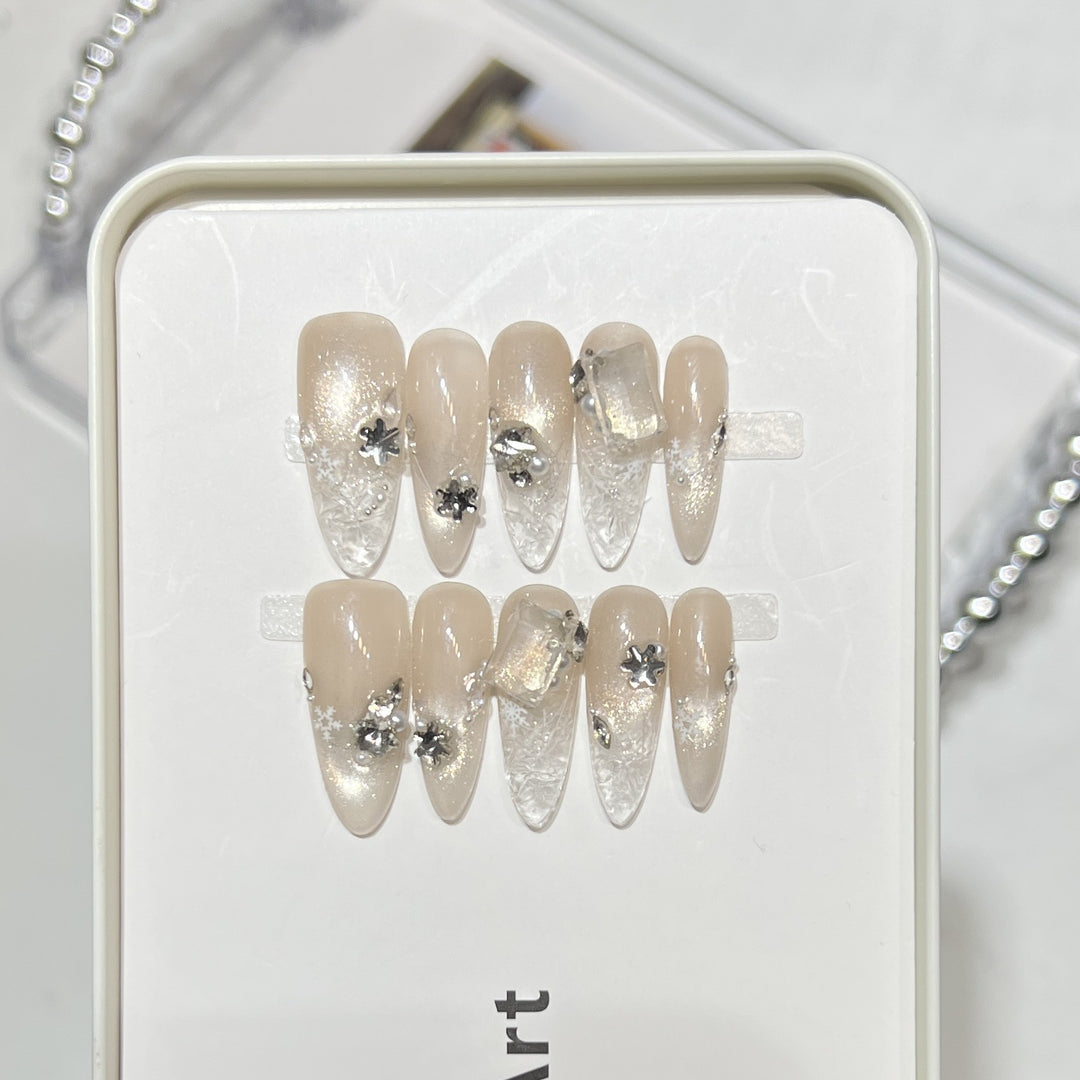 Künstlerisches Press-On-Nageldesign